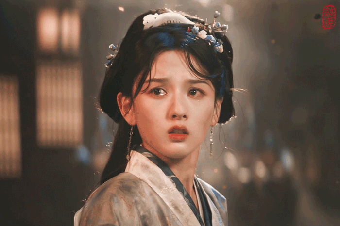 Vẻ đẹp của Tống Tổ Nhi trong Khom lưng là sự kết hợp giữa sự tinh xảo về đường nét kết hợp với khí chất thông minh, lanh lợi. Bên cạnh đó, khả năng nhập vai tốt cũng được xem như &quot;bộ lọc nhan sắc&quot; giúp nữ diễn viên càng thêm hoàn mỹ.