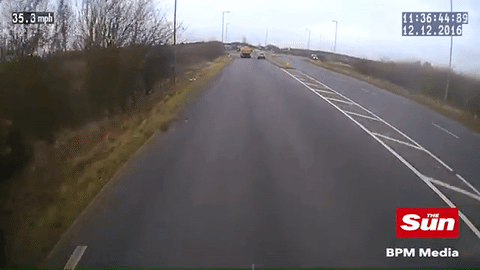 Chiếc xe bất ngờ lao lên không trung, lộn 3 vòng trước khi tiếp đất.