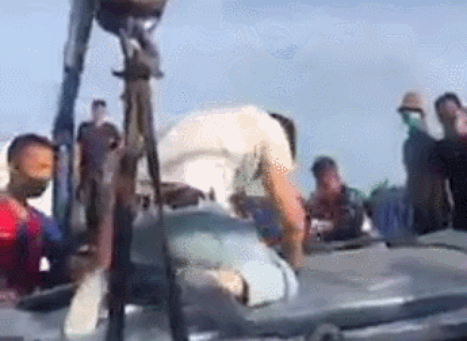 Tài xế quỳ lạy người dân sau khi được cứu sống. Tài xế quỳ lạy người dân sau khi được cứu sống.