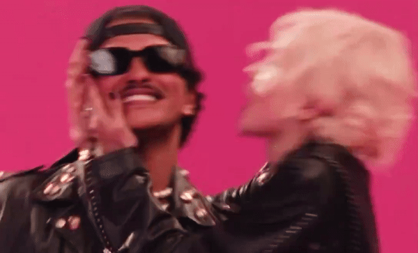 Khán giả thích thú trước phản ứng hóa học giữa Rosé và Bruno. Khán giả thích thú trước phản ứng hóa học giữa Rosé và Bruno.