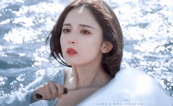 Dù trang phục và đầu tóc không chỉnh tề, khoảnh khắc này của Na Trát khiến dân mạng không ngớt lời tán dương. Nhiều người để lại bình luận, nhìn mỹ nhân nức nở thấy xót thương, muốn được che chở, bảo vệ.