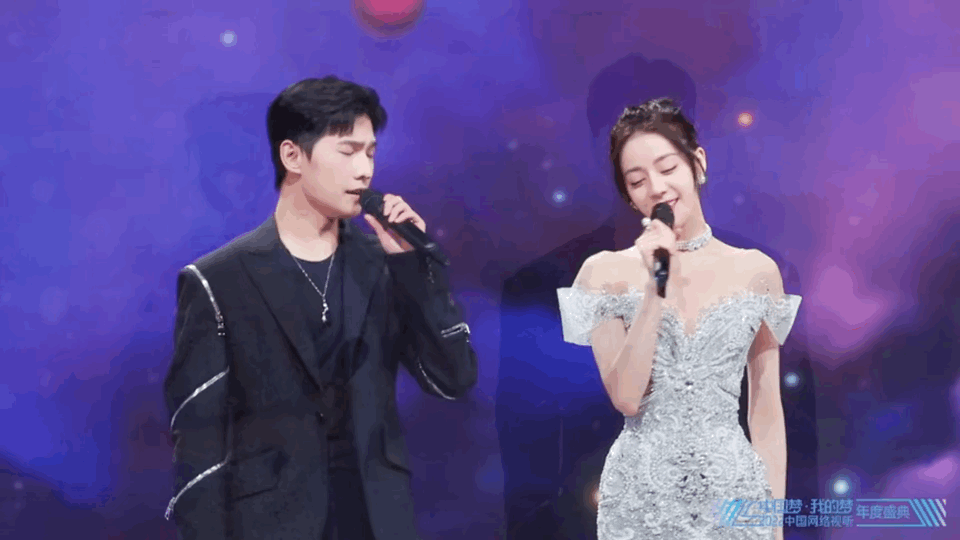 Màn tái hợp trước thềm năm mới này khiến dân mạng Trung Quốc vô cùng phấn khích. Đa phần đều &quot;đổ gục&quot; trước nhan sắc cực phẩm của cả Nhiệt Ba lẫn Dương Dương. Ai cũng đồng ý hai ngôi sao C-biz rất đẹp đôi và tích cực &quot;đẩy thuyền&quot;. Trước đó, cặp đôi không ít lần vướng tin đồn &quot;phim giả tình thật&quot;, thậm chí còn lộ nghi vấn sống chung.