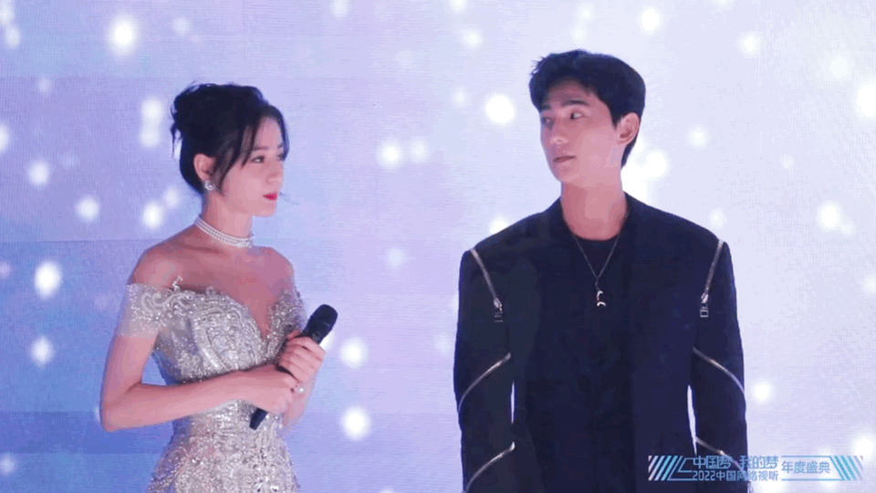 Hai diễn viên 9x cùng thể hiện ca khúc &quot;Glory&quot; - nhạc phim trong tác phẩm truyền hình mà họ đóng chung năm 2021 gây bão toàn châu Á &quot;Em là niềm kiêu hãnh của anh&quot;. Trong phim, Dương Dương vào vai một kỹ sư hàng không vũ trụ, còn Nhiệt Ba vào vai minh tinh hạng A.