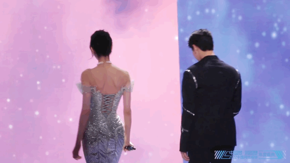 Thân hình &quot;đồng hồ cát&quot; hoàn hảo của Nhiệt Ba càng rõ ràng khi nhìn từ sau lưng.