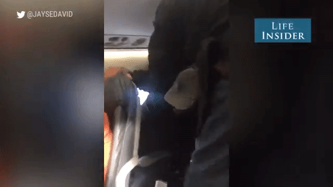 Nhà Trắng lên tiếng về scandal kéo lê khách của United Airlines ảnh 2