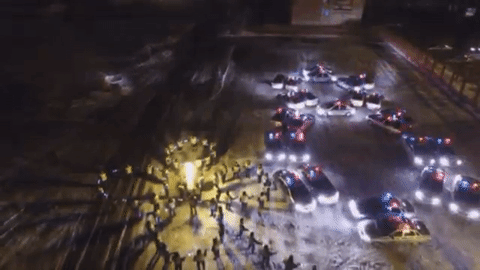 8/3 ở Nga: Cảnh sát chặn đường tặng hoa, phi hành gia chúc mừng từ vũ trụ ảnh 6