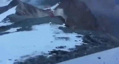 Trực bay bị mất thăng bằng, đâm xuống vách đá do gió thổi mạnh.