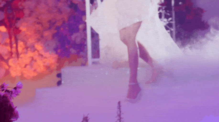 Nữ diễn viên sinh năm 1989 tự tin thể hiện kỹ năng catwalk trên một sân khấu tràn ngập hoa lá. Với hiệu ứng ánh đèn mờ ảo và khói trắng, AngelaBaby như tiên tử khoe sắc trong vườn địa đàng.