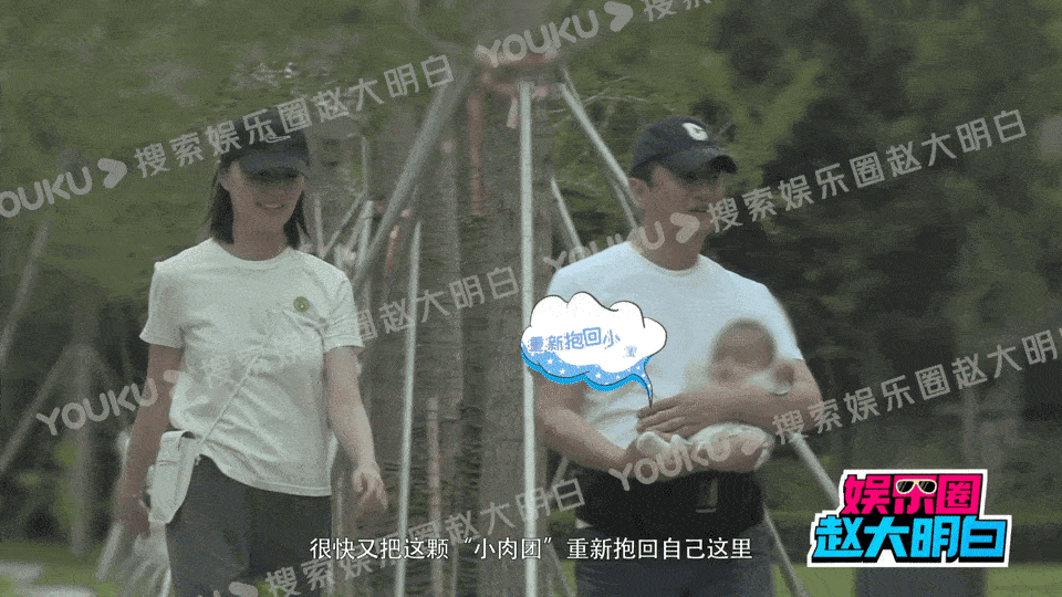 Lý Á Bằng hạnh phúc bên vợ kém 19 tuổi và con gái 5 tháng tuổi. Lý Á Bằng hạnh phúc bên vợ kém 19 tuổi và con gái 5 tháng tuổi.