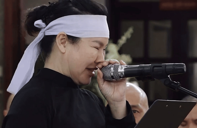 Vợ Quý Bình nghẹn ngào khi phát biểu tại lễ di quan. Vợ Quý Bình nghẹn ngào khi phát biểu tại lễ di quan.