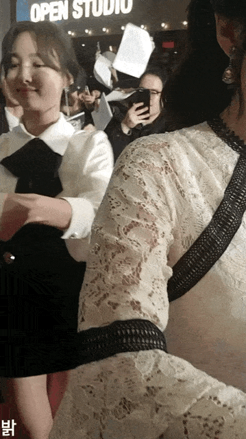 Diện vest và đeo cà vạt đúng chất &quot;soái tỷ&quot;.