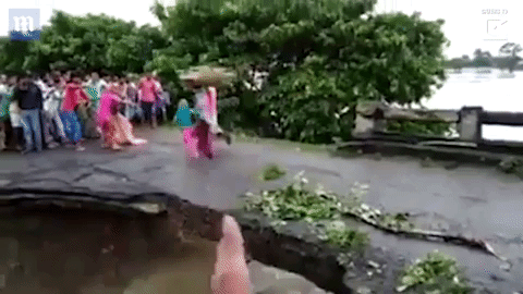 Khoảnh khắc kinh hoàng gia đình Ấn Độ bị rơi do cầu sập.