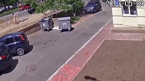 Khoảnh khắc mặt đường nổ tung ở Ukraine.