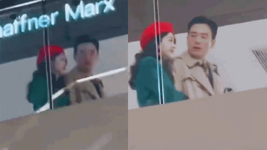 Triệu Lệ Dĩnh tình tứ với "trai lạ" trong trung tâm thương mại. Triệu Lệ Dĩnh tình tứ với "trai lạ" trong trung tâm thương mại.