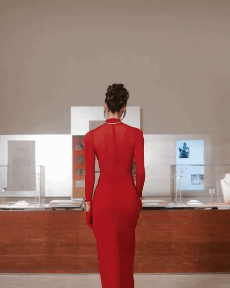 Chỉ bóng lưng thôi cũng đủ khiến mạng xã hội &quot;dậy sóng&quot;. Loạt ảnh nhận được hơn 3,65 triệu lượt Thích chỉ sau chưa đầy một ngày đăng tải, với vô số lời tung hô Lisa là &quot;nữ hoàng&quot;, &quot;biểu tượng&quot; và &quot;nữ thần&quot;...