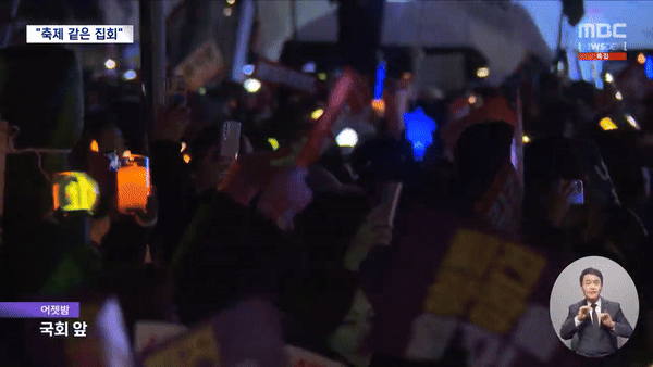 Cảnh tượng các fan girl đồng lòng vì nền dân chủ khiến cư dân mạng Hàn Quốc xúc động.