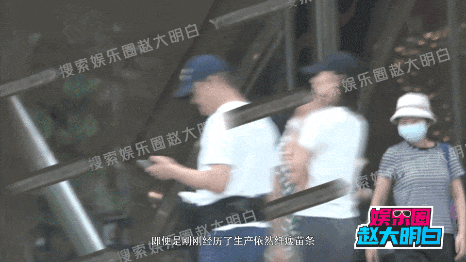 Gia đình Lý Á Bằng đi dạo cùng nhau. Gia đình Lý Á Bằng đi dạo cùng nhau.