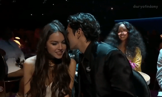 V thì thầm vào tai Olivia Rodrigo trước khi biểu diễn.