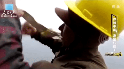 Hãi hùng công nhân Trung Quốc cheo leo trên vách núi xây cầu treo ảnh 6