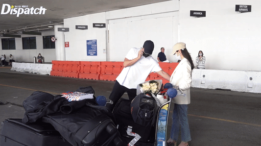 Đặc biệt, hành động kéo bà xã vào chỗ an toàn để tránh xe buýt dù đang bận nghe điện thoại của tài tử "Secret Garden" nhận vô số lời khen từ người hâm mộ.