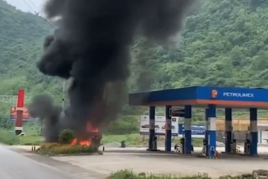 Xe tải bốc cháy ngay cạnh cây xăng. Ảnh: Cắt từ clip.