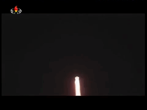 Theo Yonhap, đoạn video ghi lại cảnh phóng thử tên lửa Hwasong-14 vào tối ngày 28/7 đã được đài truyền hình Trung ương Triều Tiên KCTV công bố vào ngày hôm nay (29/7).