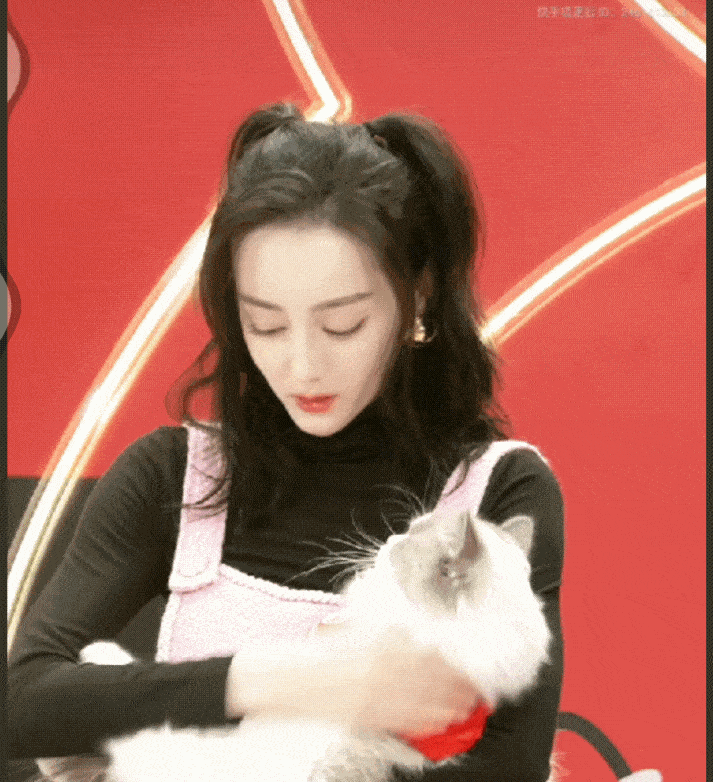 Đây là sự kiện công khai đầu tiên của &quot;Mỹ nhân Tân Cương&quot; sinh năm 1992 giữa tin đồn &quot;phim giả tình thật&quot; với Dương Dương, còn dọn về sống chung nên nhận được sự quan tâm từ đông đảo dân mạng.