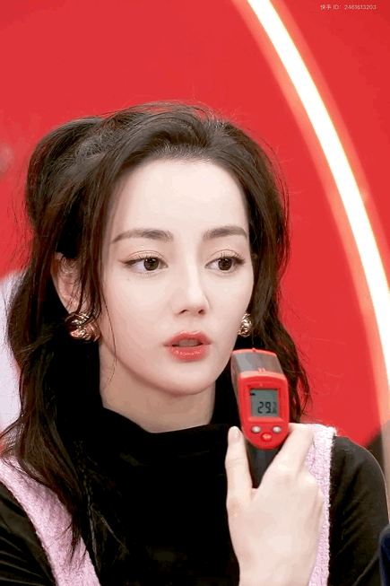 Ngôi sao &quot;Chẩm thượng thư&quot; sở hữu gương mặt với đường nét tinh tế, đôi mắt to tròn, sống mũi cao thẳng, bờ môi nhỏ nhắn, đủ khiến người nhìn &quot;say lòng&quot;.