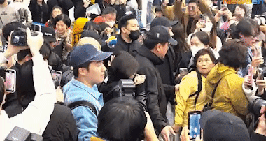 Cảnh tượng hỗn loạn khi BlackPink về Hàn Quốc. Ảnh cắt từ clip. Cảnh tượng hỗn loạn khi BlackPink về Hàn Quốc. Ảnh cắt từ clip.