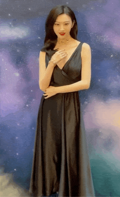 Nàng &quot;Tư Đằng&quot; được dân mạng hết lời khen ngợi nhan sắc. Nhiều người nhận xét, cô vừa dịu dàng, thanh lịch, vừa đằm thắm, quyến rũ khó cưỡng không hổ với danh xưng &quot;Đệ nhất mỹ nữ Bắc Kinh&quot;. Ngay cả video quay vội kém chất lượng cũng không thể &quot;dìm&quot; được nhan sắc của Cảnh Điềm.