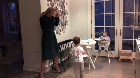 Ivanka nhảy múa cùng con trai.