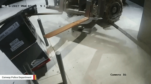 Kẻ trộm dùng xe nâng trộm cây ATM.