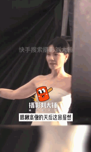 Vương Phi khoe dáng nuột tuổi 53.