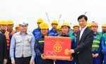 Bí thư Hà Nội chúc Tết cán bộ, kỹ sư, công nhân trên công trường xây dựng cầu Hồng Hà