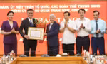 Phó Bí thư Đảng ủy MTTQ, các đoàn thể Trung ương Trần Thắng nhận Huy hiệu 30 năm tuổi Đảng