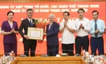 Phó Bí thư Đảng ủy MTTQ, các đoàn thể Trung ương Trần Thắng nhận Huy hiệu 30 năm tuổi Đảng