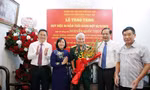Trung tướng Nguyễn Quốc Thước nhận Huy hiệu 80 năm tuổi Đảng