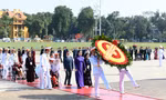 Đại biểu Đại hội Thi đua yêu nước toàn quốc vào lăng viếng Bác