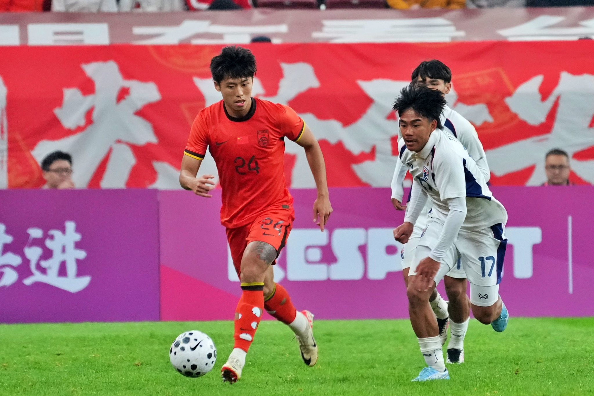 Thoát thua Thái Lan, HLV Trung Quốc liền gửi “chiến thư” tới U23 Việt Nam 3 U23 Trung Quốc thoát hiểm trước U23 Thái Lan trong ngày ra quân China CFA 2026 | Báo điện tử Tiền Phong