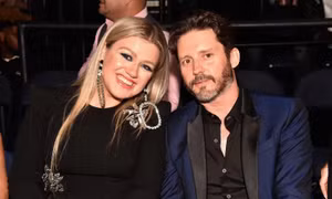 Chồng cũ qua đời vì ung thư, Kelly Clarkson hoãn chuyến lưu diễn tháng 8 