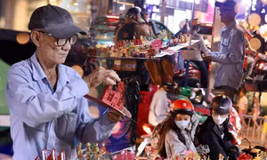 Người lặng lẽ gìn giữ những ân tình qua từng tấm thiệp 3D đậm dấu ấn Sài Gòn xưa