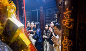 Dòng người đổ về đền Trần trước giờ khai ấn