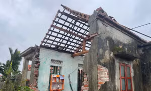 Tường nhà bị đổ sập.