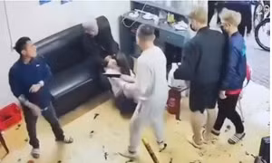 Khởi tố nhóm đối tượng dùng súng đe dọa, đánh con nợ