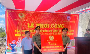 Bộ Công an xây 24 căn nhà mới cho các hộ dân phải chịu cảnh 'màn trời, chiếu đất' sau bão số 10 ở Ninh Bình