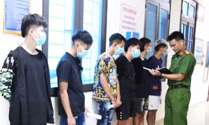 Hai nhóm đối tượng mang hung khí rượt đuổi nhau và cướp tài sản