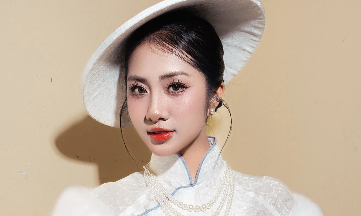 Hoa hậu Hà Trúc Linh tự hào trình diễn áo dài cách tân đêm Giao thừa quê hương