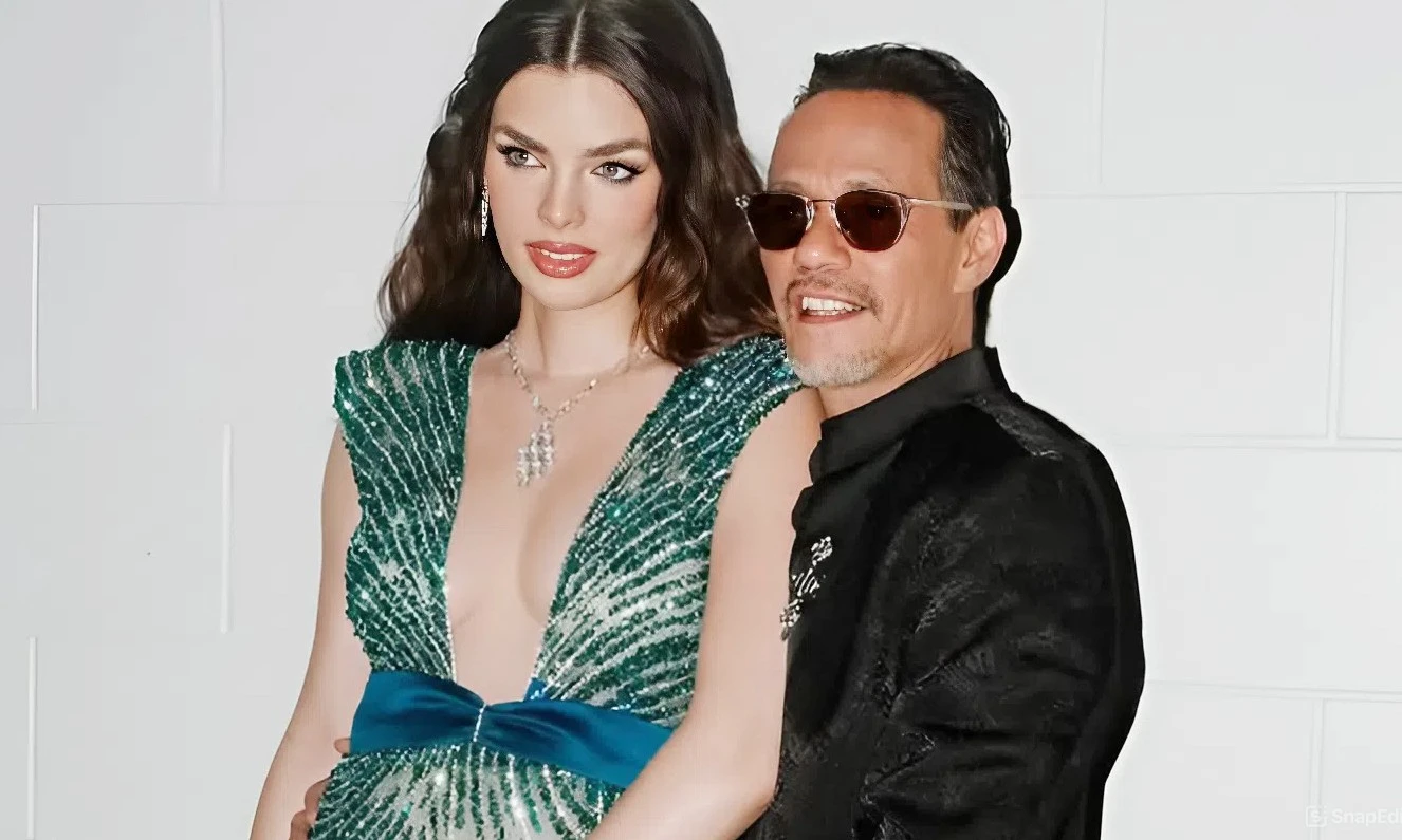 Nadia Ferreira khoe bụng bầu lần 2 tại lễ trao giải Premio Lo Nuestro, cùng chồng Marc Anthony