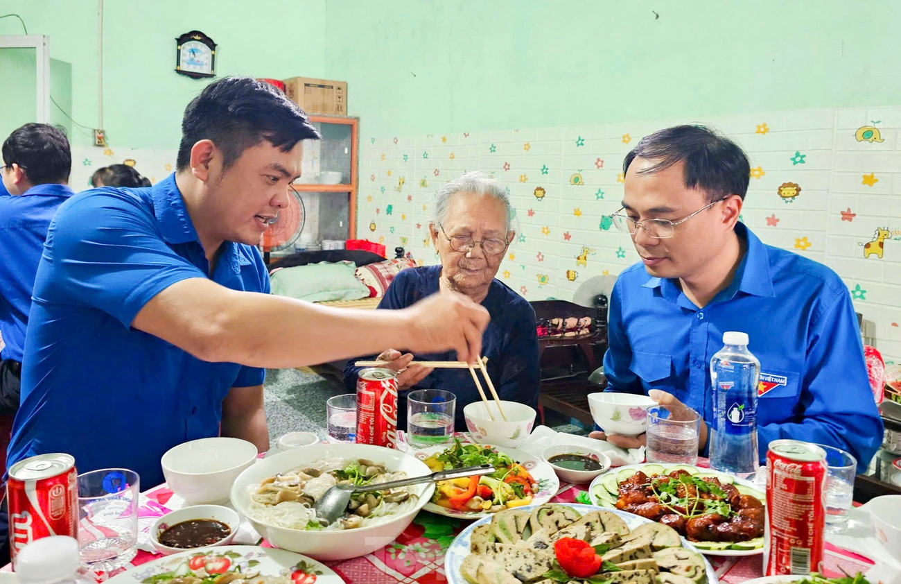 Anh Phạm Hồng Hiệp - Bí thư Tỉnh Đoàn (bên trái) và anh Đỗ Đức Thanh - Phó Bí thư Thường trực Tỉnh Đoàn dùng cơm cùng mẹ Nguyễn Thị Luân. tp-tb5.jpg