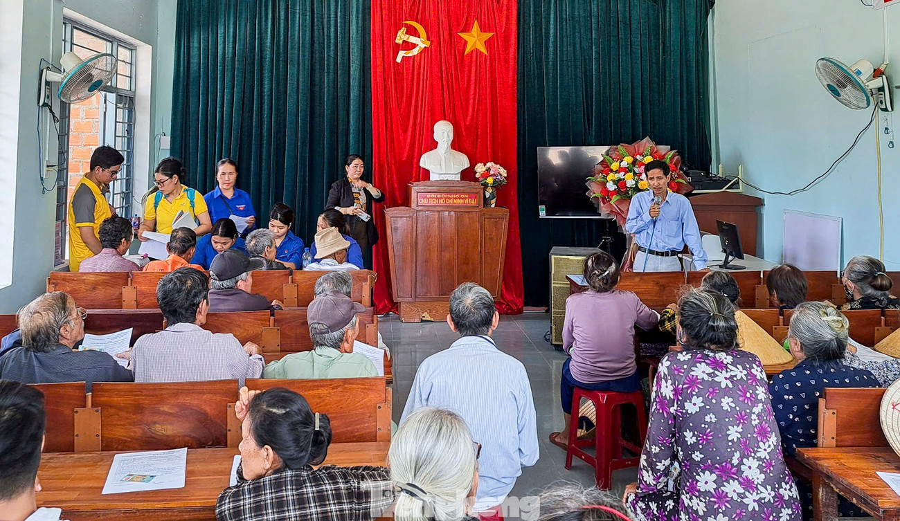 Hỗ trợ người cao tuổi thực hiện thủ tục trợ cấp xã hội. tp-d7.jpg